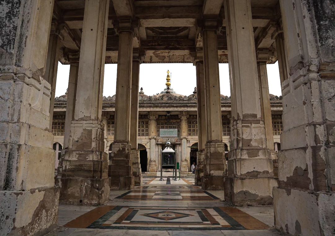 Indic Muslim (Rajput) Aesthetics.

📍Sarkhej Rauza, Ahmedabad, India.

This was built by Emperor Ahmed Shah who belonged to the Muzaffarid dynasty, who were Tānk Rajput converts to Islam.