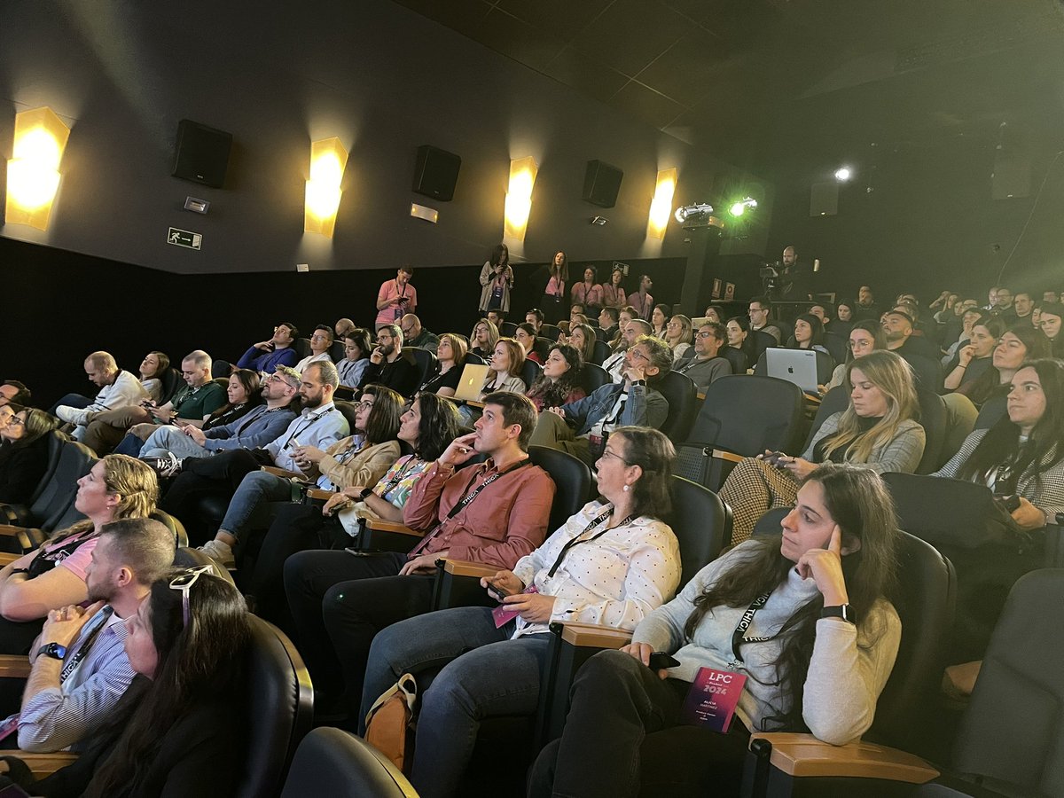 LaProductConfES's tweet image. Lleno hasta la bandera el escenario #makeBetter para escuchar a @slopezserra con su keynote “¿Organización orientada a Producto o Producto orientado a la organización? 
#LPCMAD24