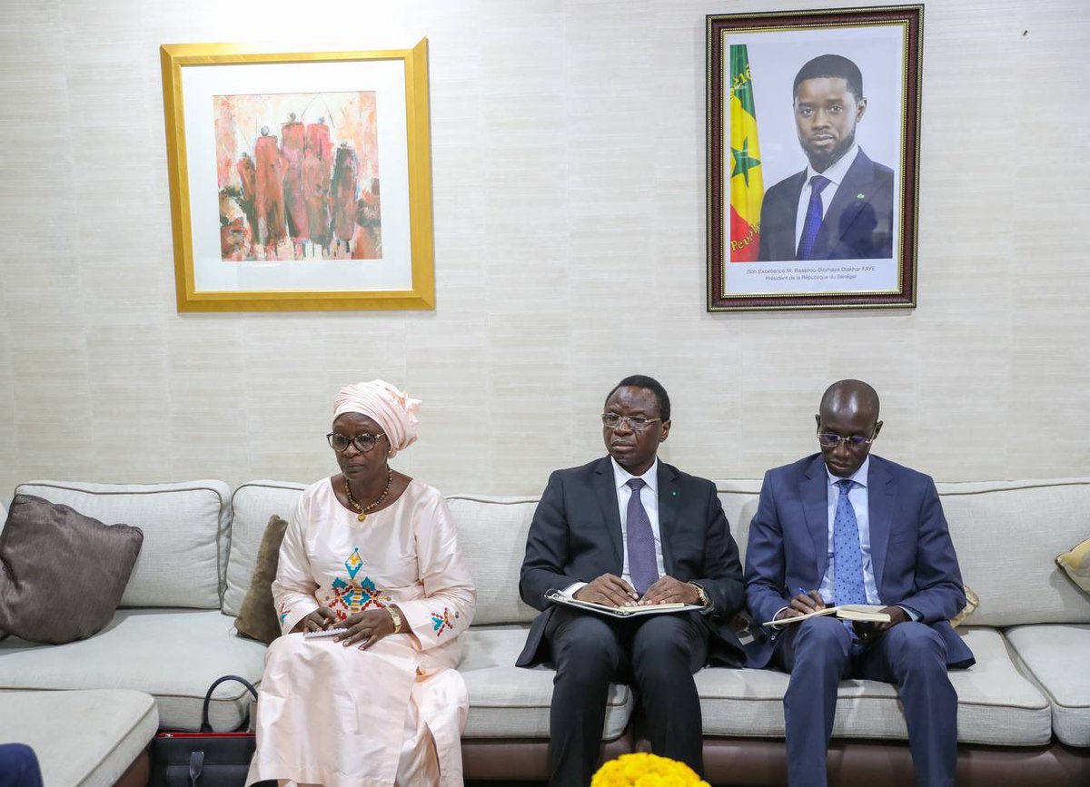 En marge de sa visite de travail au Nigeria, le chef de l’État a reçu le président de la Commission de la CEDEAO. Omar Alieu Touray s'est réjoui d'avoir reçu les orientations et l’engagement du Président @PR_Diomaye à œuvrer pour l’unité de la #CEDEAO et l’intégration régionale.