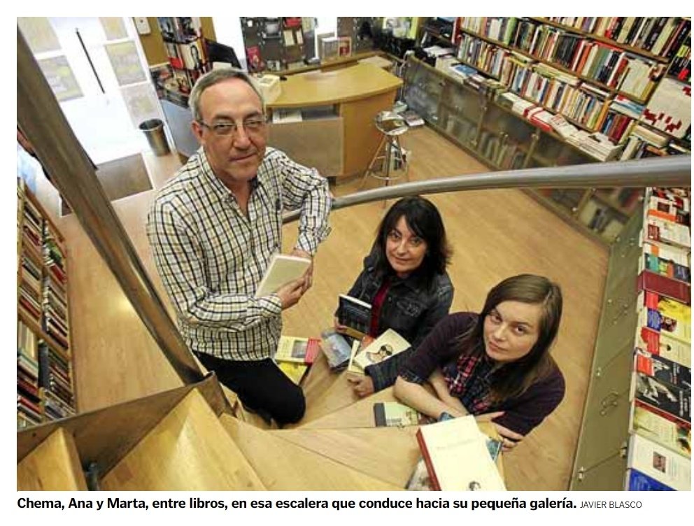 Hoy hace 36 años que abrió sus puertas la @LibreriaAnonima, de Huesca. Felicidades a Marta, Ana y Chema, y a toda la parroquia anónima. En la foto, de Javier Velasco, posan en la idiosincrática escalera de la librería.