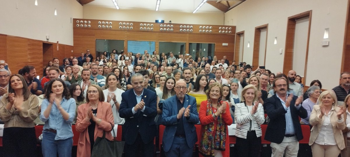 fernavarro17's tweet photo. Impresionante.

Esto sucedió ayer en Baeza. 

Más de 1000 personas en la cola de la firma. @SupersubmarinaO y servidor echando dedicatorias sin parar durante más de dos horas. 

El Palacio de Jabalquinto a rebosar y las calles con cientos de personas esperando fuera.

¡Gracias! https://t.co/VeS23O31W6