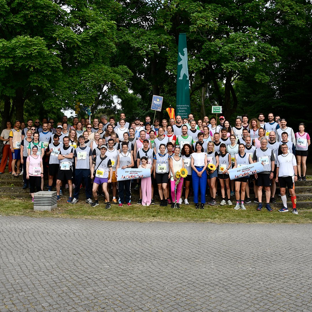 🏃‍♀️🏃Mit Mobilität kennen wir uns eben aus: 115 unserer Mitarbeiterinnen und Mitarbeiter waren beim 5 x 5 km-Teamstaffellauf der @Wasserbetriebe mit dabei. Staatssekretärin Britta Behrendt begrüßte die Läuferinnen und Läufer zum Start.