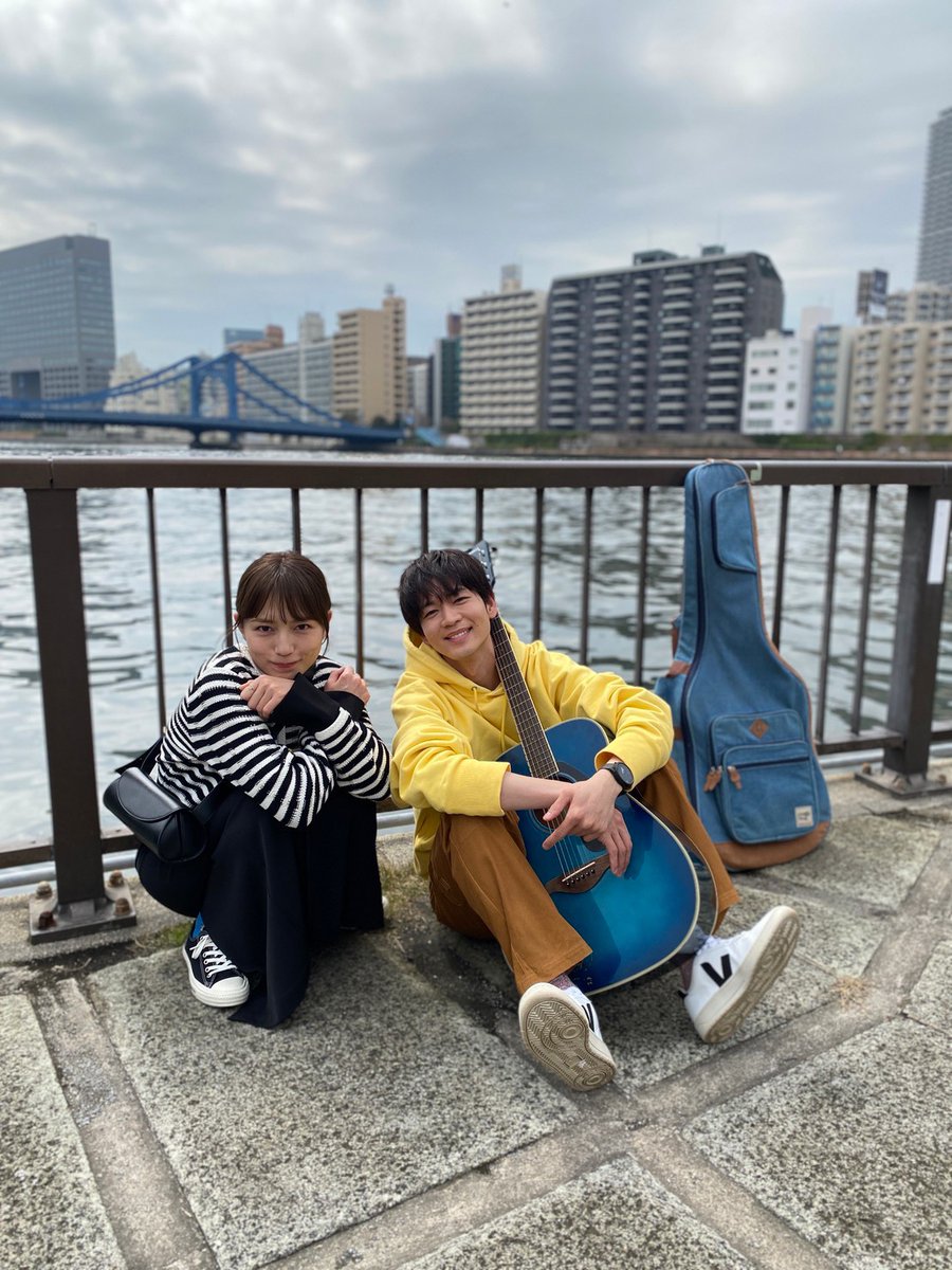＼今夜10時放送🌼／
５話放送まであと…１時間☝️

もうとっくに大好き同士だった
七苗とコウタロウの
出会いの場所でパシャリ📸🌈

#川口春奈 #松下洸平 
#金曜ドラマ #tbs