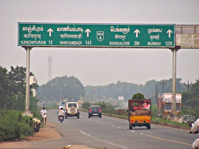 Chennai 300 Kms says the sign board which means the photo was shot in Karnataka, hence there is no Tamil. Here is a picture shot in Tamilnadu where we have Tamil.