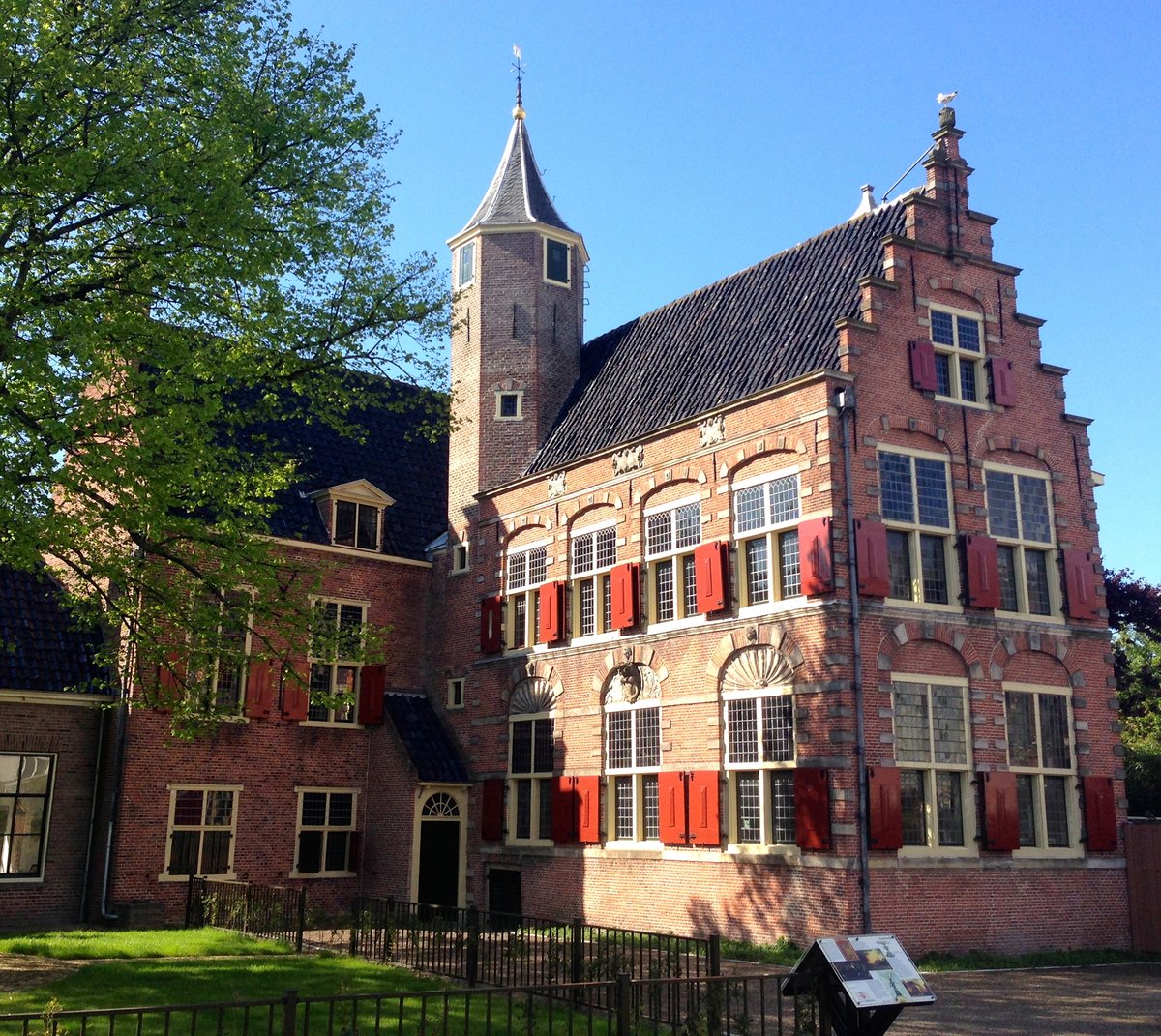 The 'Nieuwe of Sint Sebastiaansdoelen' is a monumental building in #Alkmaar (Noord-Holland). It was built in 1618 and served as a guildhall used by the civic guard company.
