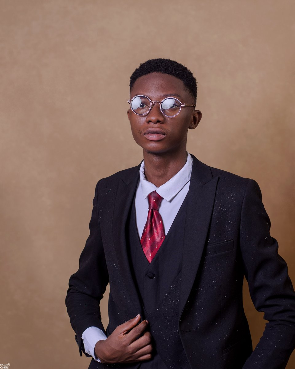 ChrisFolusho's tweet image. Permit me to reintroduce myself.🫴
My name is Folusho Olu-Adegbola.
-General Secretary, University of Ibadan Medical Students' Association (UIMSA)
-Vice President, Alexander Brown Hall Literary and Debating Society
-Professional Photographer, with affiliation to COMUI...
