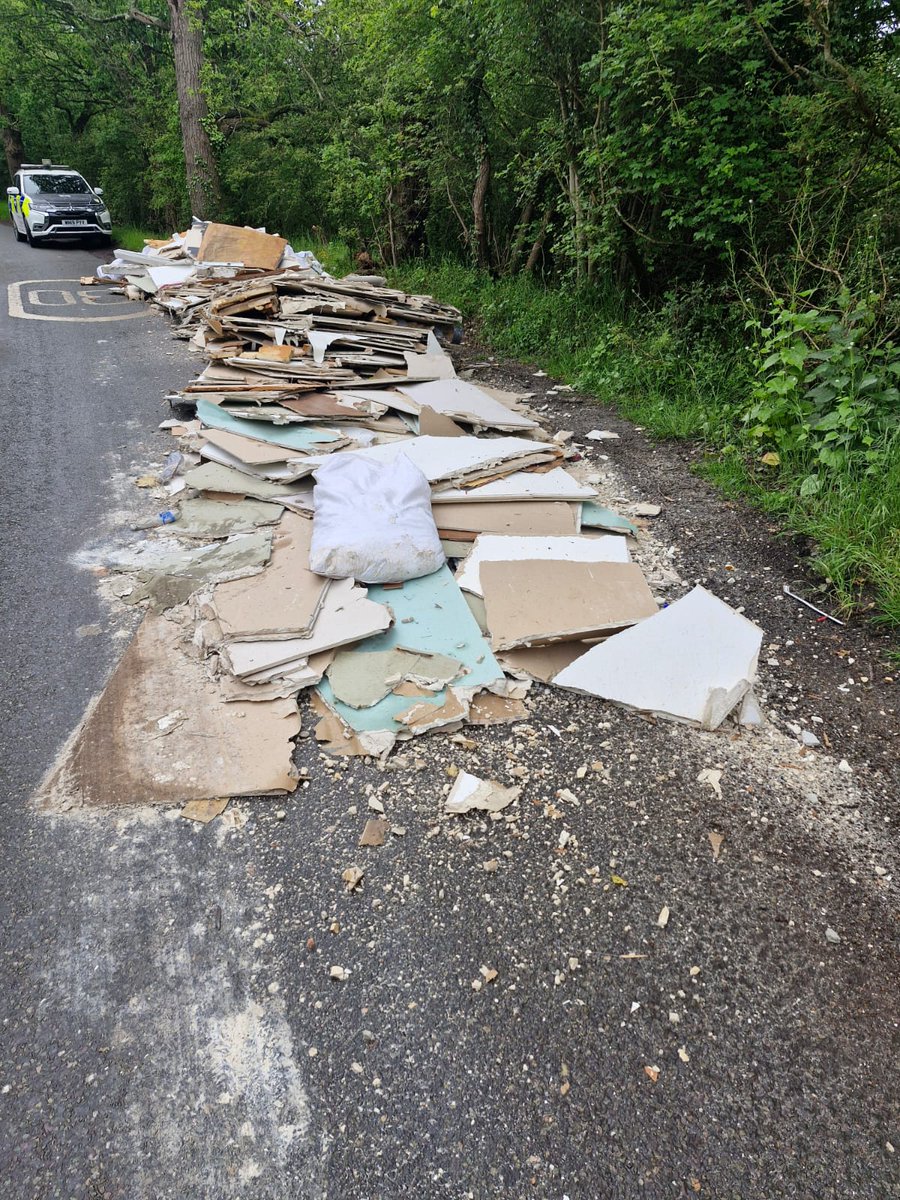 Yesterday this was #flytipped at Lippitts Hill.😡 This will cost the #EppingForest charity £550 to clear. £550 we can't spend on crucial conservation work. Help ensure the bill and a court summons is sent to the fly-tipper by reporting info to📞020 8532 1010. #treesnottrash🌳🗑️