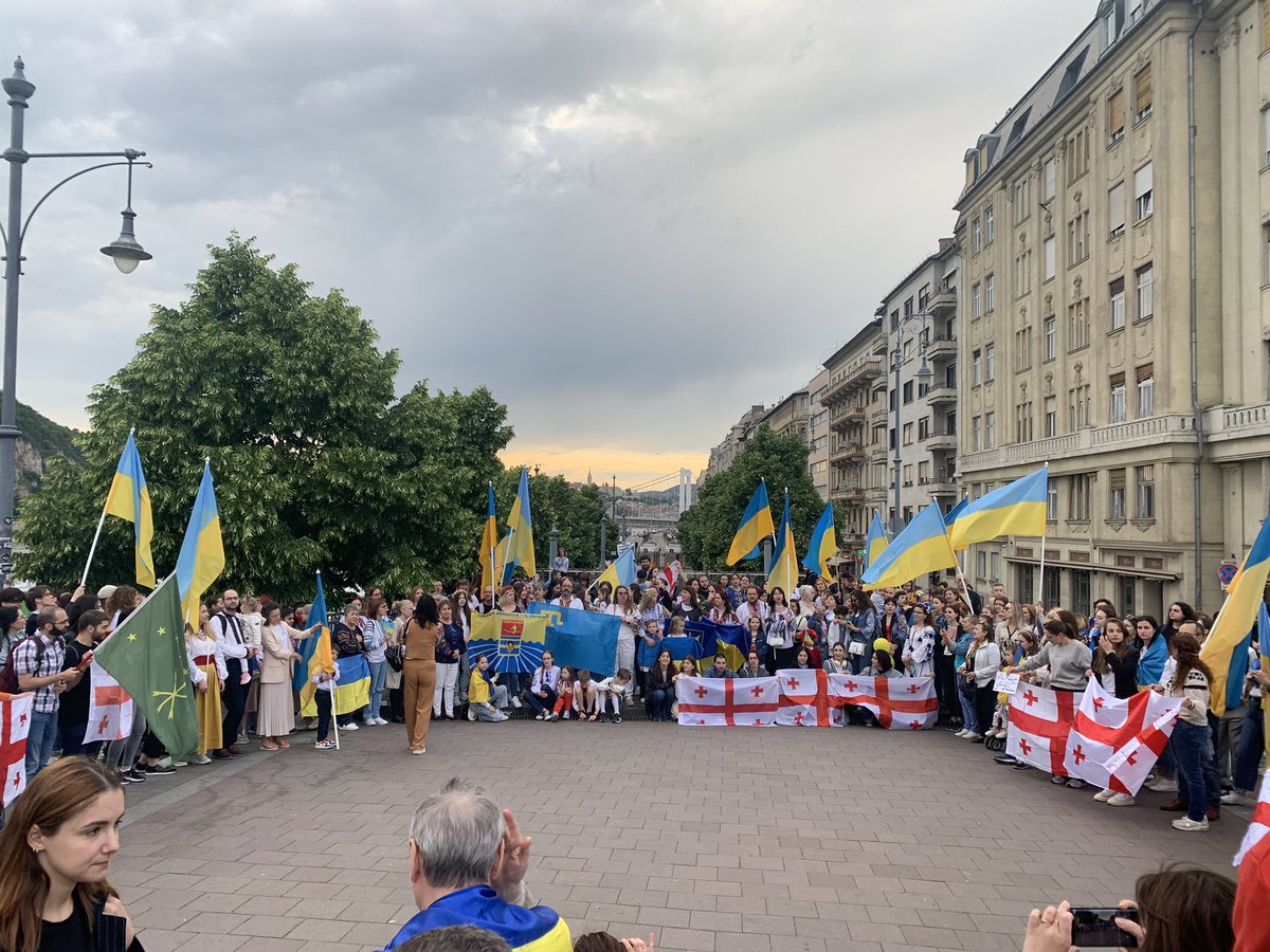 On May 16, on Vyshyvanka day, the first joint Ukrainian🇺🇦-Georgian🇬🇪 demonstration took place in #Budapest, #Hungary 🇭🇺. We further had Azerbaijani and Circassian representation.
#Georgia #Ukraine #GeorgiaProtests #SlavaUkraini #NoToRussanLaw #NoToRussia #StandWithGeorgianPeople