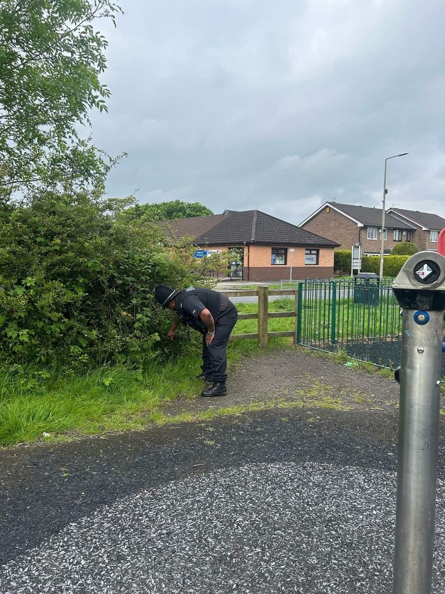 When we have to have police scouring schools and parks in #Golborne and #Lowton you know that knife crime has gotten out of control. Why have our peaceful villages got into this state under the watch of @GMPWigan ?

#Wigan #KnifeCrime