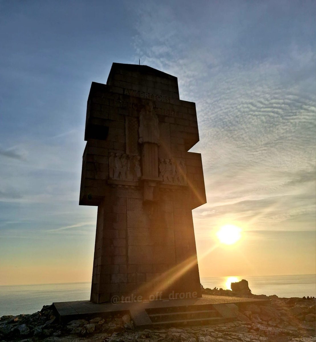 La pointe du Pen-Hir.📸
Presqu’île de Crozon
#bretagne 
#MagnifiqueFrance 
#MagnifiqueBretagne 
#labellebretagne 
#bzh 
#toutestbeauenfinistere 
#Finistère 
#crozon
#coucherdesoleil