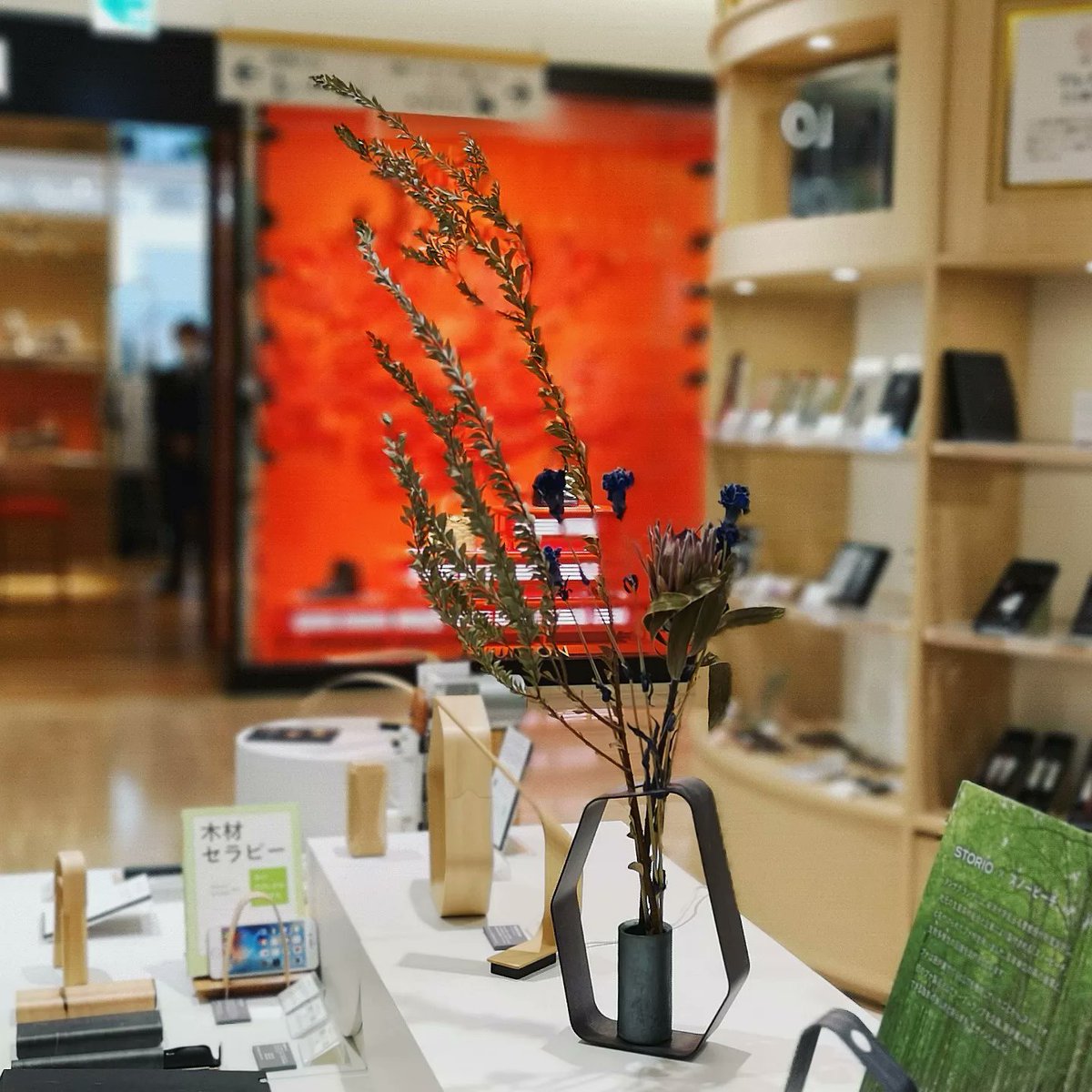 yukonkk's tweet photo. 今回のpopupイチ押し!
花器 支
丸三安田瓦工業さんとのコラボです
#storio #flowerbase #安田丸三工業 #新潟伊勢丹 #越品 https://t.co/kOmngggId4
