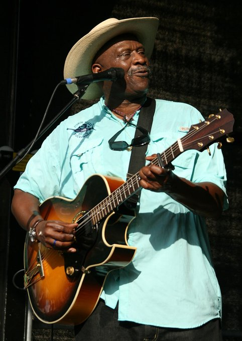 Il #17maggio del 1942 nasce Henry Saint Clair Fredericks, noto come #TajMahal . 
La sua musica ha molteplici derivazioni, principalmente blues, reggae, cajun e gospel, ma riporta anche qualche influenza di musica hawaiiana, africana e caraibica   
#almanaccomercury