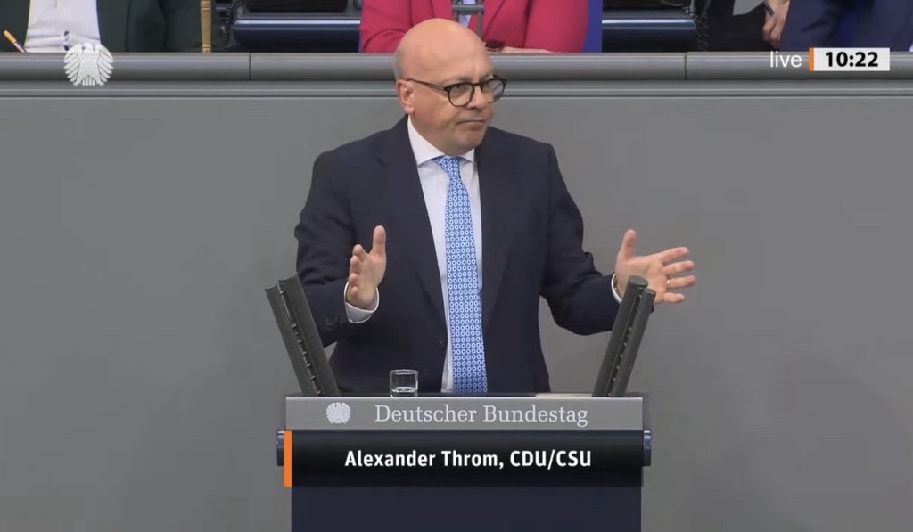 Das Nichtstun der Bundesinnenministerin schade auch den vielen „bestens integrierten, liberalen & säkularen Muslimen, die Teil unserer Gesellschaft sind', kritisiert @alexander_throm in der Debatte um den politischen Islam als Gefahr für unser freiheitliche #Demokratie.