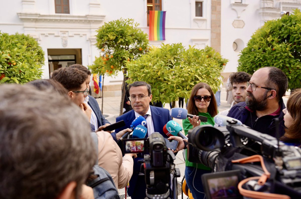 Tenemos que seguir alzando la voz y sembrando #igualdad para terminar con las discriminaciones de quienes no toleran una sociedad diversa y plural. Amar libremente es un derecho humano.