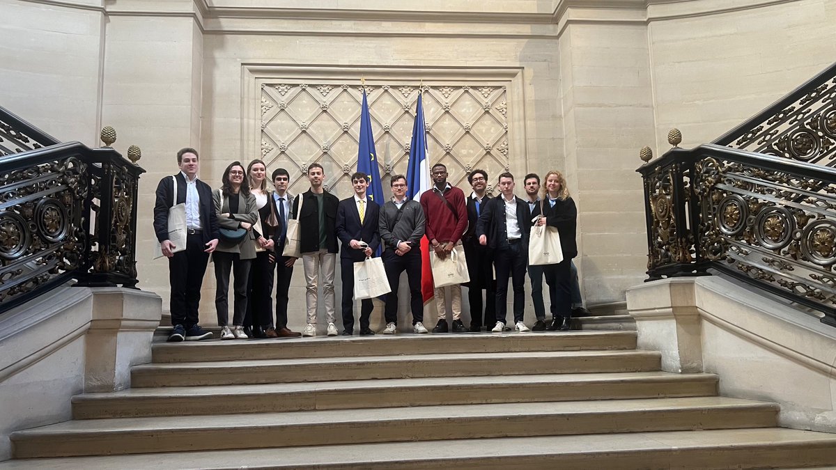 Isabelle de Silva (@isabelledesilva) on Twitter photo Toujours un plaisir de faire découvrir le lieu magnifique où le <a href="/Conseil_Etat/">Conseil d'État</a> rend la #justice et conseille le gouvernement. Cette fois à certains de mes étudiants <a href="/EAPScPo/">EAP Sciences Po</a> qui ont passé un semestre à réfléchir sur la #Constitution et son application. Toujours un plaisir de faire découvrir le lieu magnifique où le <a href="/Conseil_Etat/">Conseil d'État</a> rend la #justice et conseille le gouvernement. Cette fois à certains de mes étudiants <a href="/EAPScPo/">EAP Sciences Po</a> qui ont passé un semestre à réfléchir sur la #Constitution et son application.
