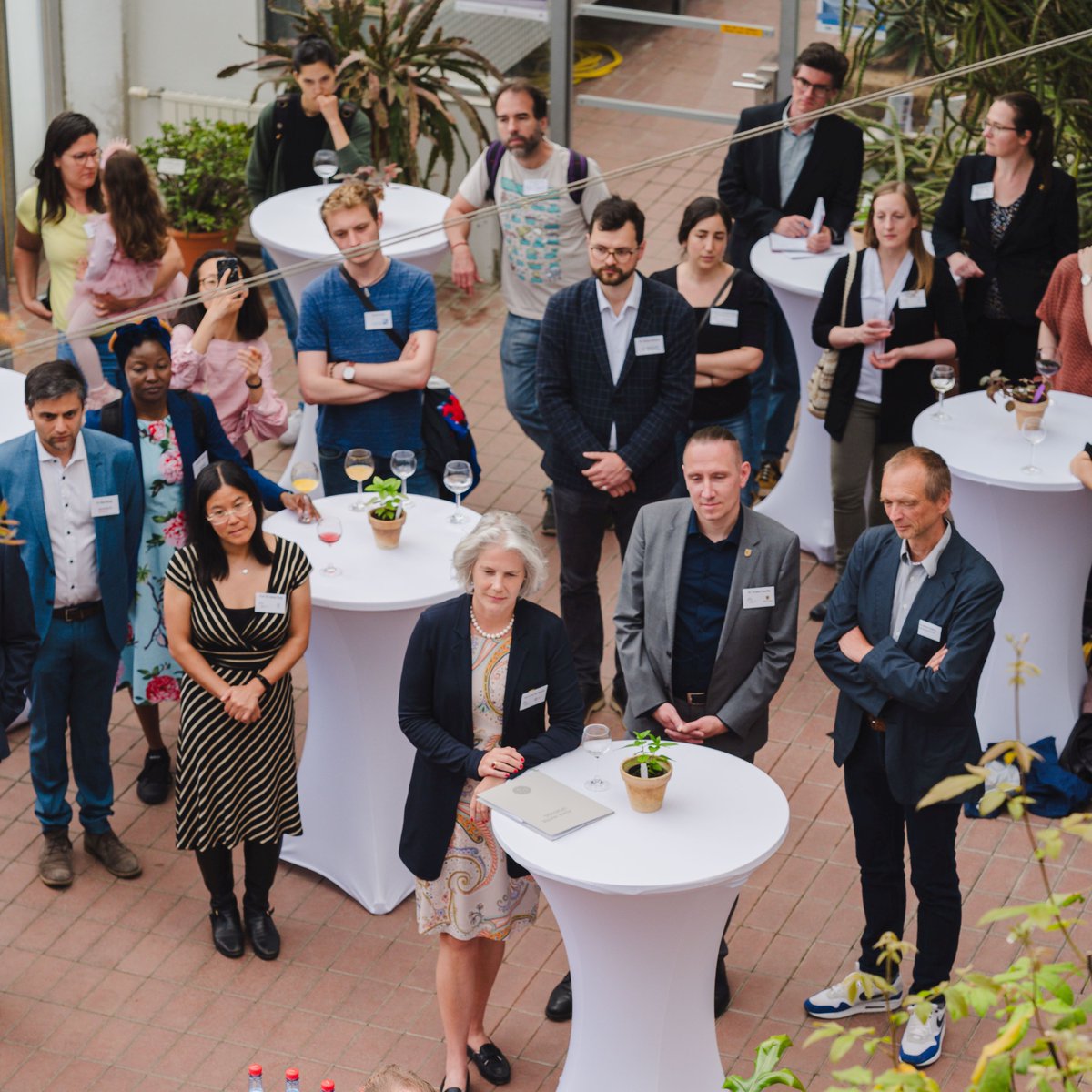 #Willkommenskultur: Das Referat Wissenspolitik der @StadtLeipzig und das #LeipzigScienceNetwork haben gestern erstmals internat. Forschende der Leipziger Wissenschaftseinrichtungen zu einem Empfang im Botanischen Garten der #UniLeipzig eingeladen: uni-leipzig.de/newsdetail/art…