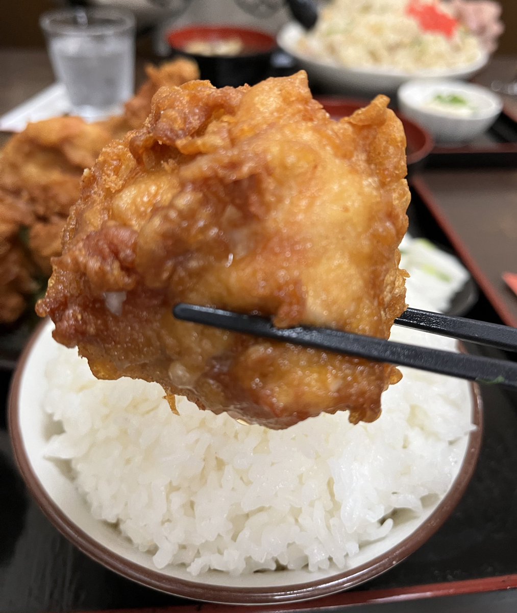 久美食、唐揚げ定食アホすぎる(褒め)
いま休憩中、食いきれんのかこれ😇
(唐揚げ残2個)