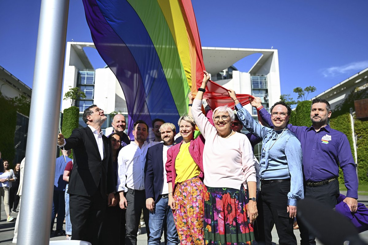 Gegenseitiger Respekt füreinander, darum muss es uns gemeinsam gehen. Genau dafür ist die Regenbogenflagge am Kanzleramt gehisst. Als Zeichen, das alle sehen können - am Internationalen Tag gegen Homo-, Bi-, Inter- und Transfeindlichkeit.  #IDAHOBIT