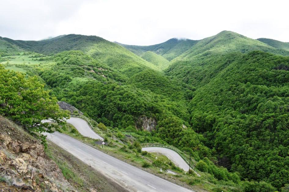 🇦🇿 Take a look at the #Shusha-Lachin road and incredibly beautiful landscapes along the way.

#Caliber #Azerbaijan #Karabakh #KarabakhisAzerbaijan
