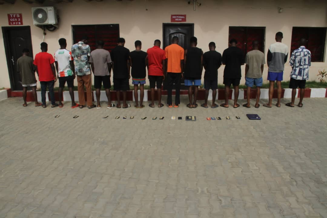 EFCC Arrests 15 Suspected Internet Fraudsters in Zaria

Operatives of the Economic and Financial Crimes Commission, EFCC, have arrested fifteen suspected internet fraudsters in Zaria, Kaduna State.

The suspects were arrested outside the premises of  Ahmadu Bello University