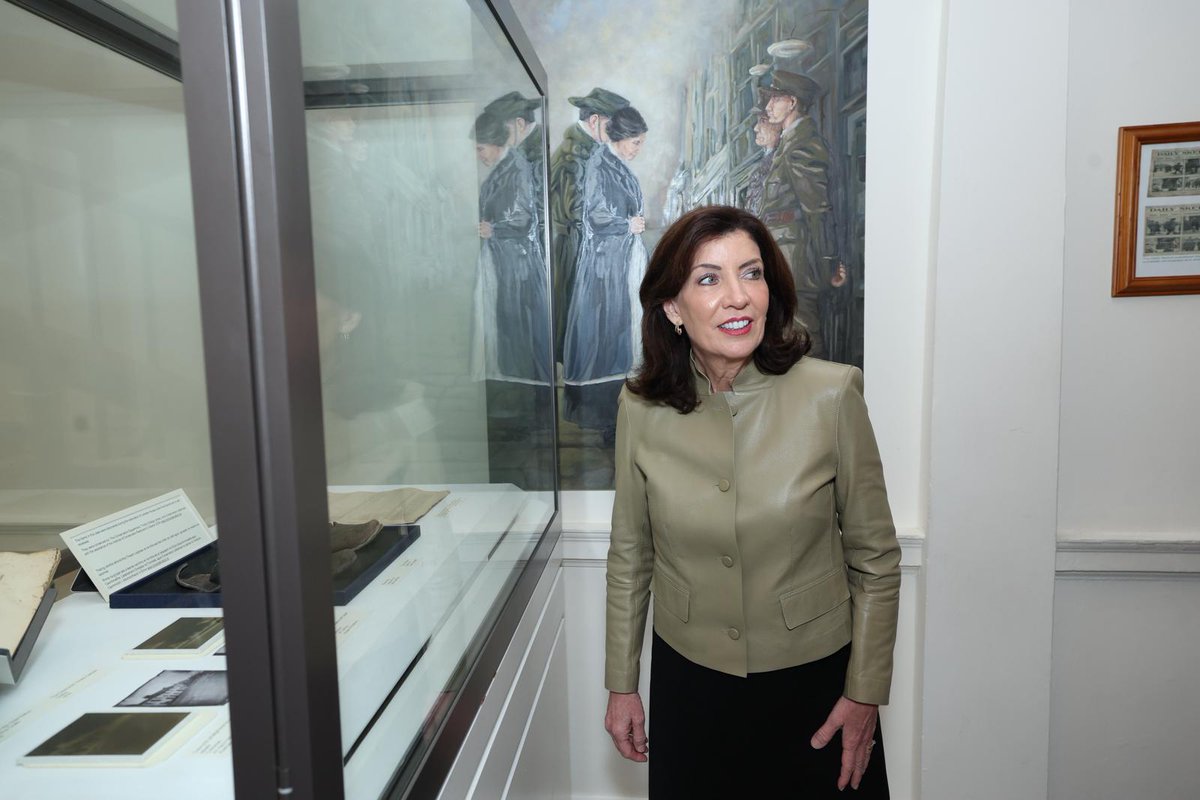 Cathaoirleach of Seanad Éireann, Senator Jerry Buttimer, welcomed New York State Governor, Kathy Hochul, & a delegation to Leinster House this morning. Governor Hochul is the 57th, and first female, Governor of New York State. 📸Photo Gallery - flic.kr/s/aHBqjBqy6E