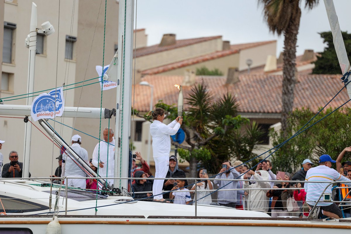 C'est à Gruissan et à bord d'un voilier que la #PassionVoile a une nouvelle fois été mise à l'honneur autour de la Flamme Olympique de <a href="/Paris2024/">Paris 2024</a> ! 🔥

Capitaine de ce Relais Collectif de la <a href="/FFVoile/">FFVoile</a>, @CamilleLecointr, soutenue par la <a href="/BRED_BP/">BRED BanquePopulaire</a>, était aux côtés de passionnés et