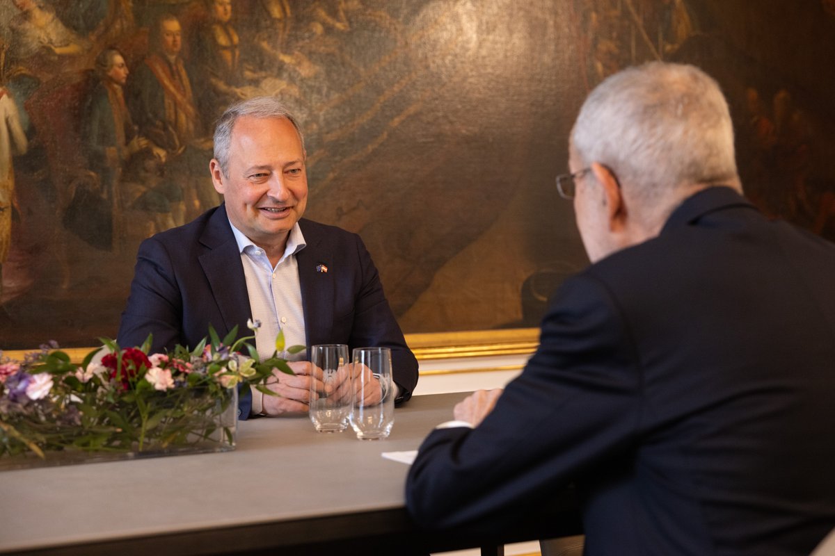 Danke an unseren Bundespräsidenten @vanderbellen für den herzlichen Empfang in der Hofburg! Ein soziales und gerechtes Europa können wir nur gemeinsam mit allen Österreicher:innen gestalten. Daher ganz wichtig: Am 9. Juni zur EU-Wahl gehen! (c) HBF/Lechner