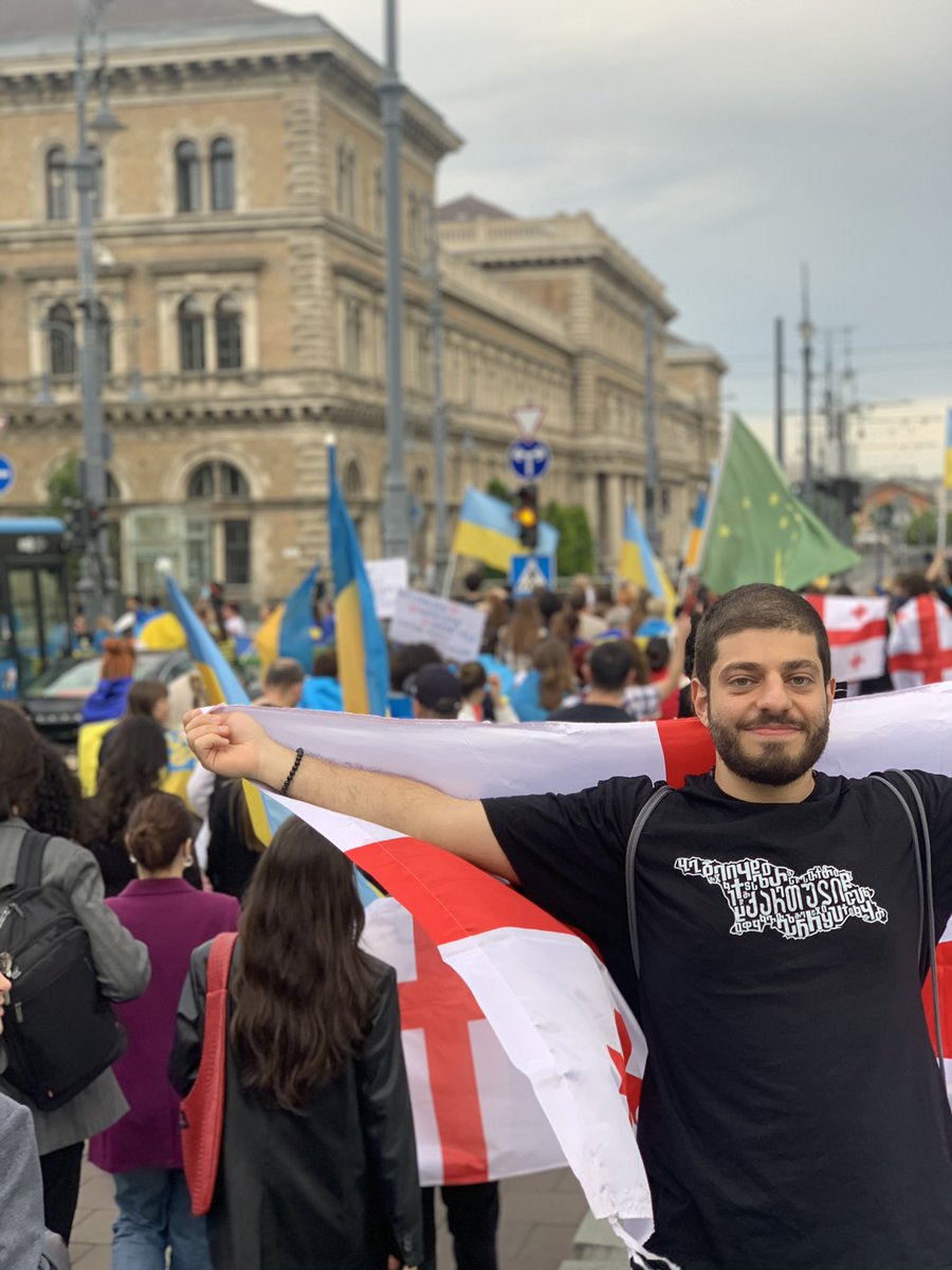 It’s literally impossible to take a bad picture from @LCInc18. Vyshyvanka day, with the first joint Ukrainian🇺🇦-Georgian🇬🇪 demonstration which took place in #Hungary 🇭🇺.
#Georgia #Ukraine #GeorgiaProtests #SlavaUkraini #StandWithGeorgianPeople #NoToRussia #NoToRussanLaw