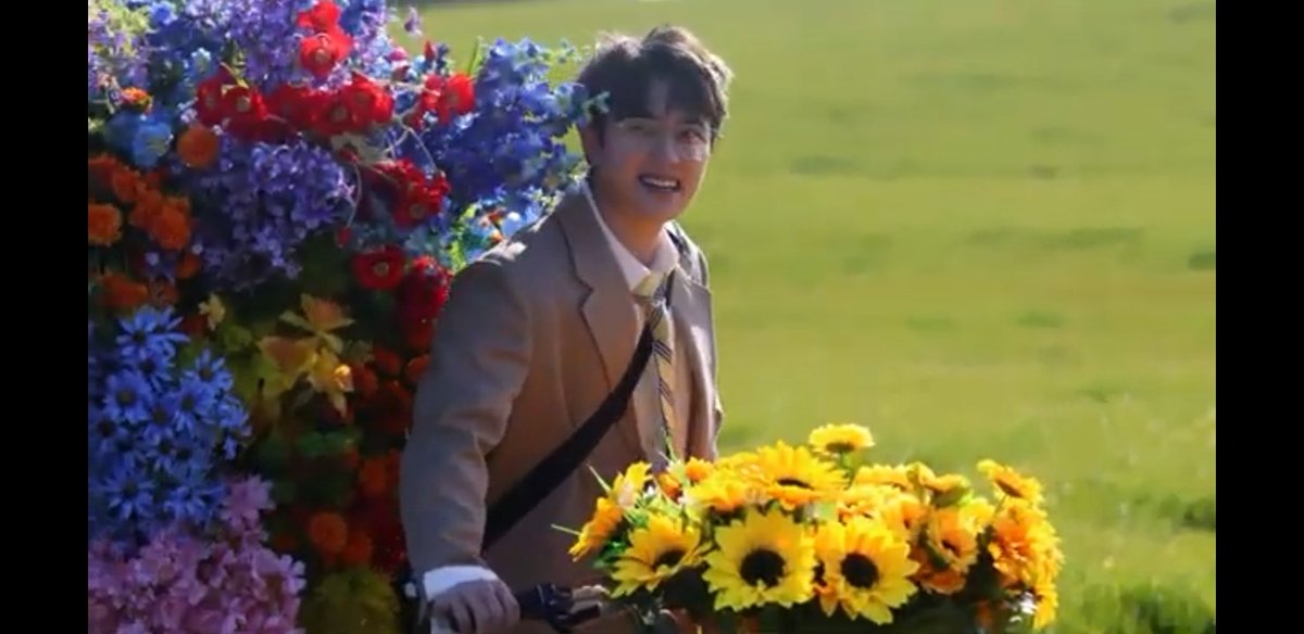 Kyungsoo and his struggle with 4kg flowers 😆❤
