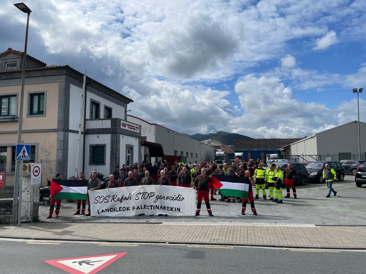 labcaf's tweet image. Israel burutzen ari den genozidioaren aurka eta Palestinar herriari babesa emateko, langile batzarra eta elkarretaratzea burutu ditugu Beasaingo eta Irungo #CAF|en.

#LangileokPalestinarekin
#WorkersForPALESTINE 
#SOSRafah