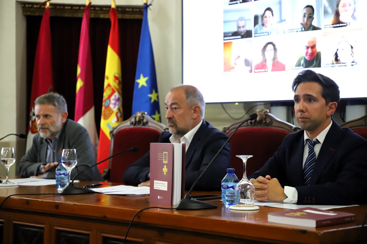 Emoción, alegría, satisfacción y gratitud. Estas cuatro palabras definen lo que he vivido en la presentación de mi libro en <a href="/uclm_es/">Universidad de Castilla-La Mancha</a>. "La batalla por las emociones" de <a href="/g9ediciones/">g9ediciones</a>. Muchas gracias <a href="/GardeJulian/">Julian Garde</a> por tu compañía.