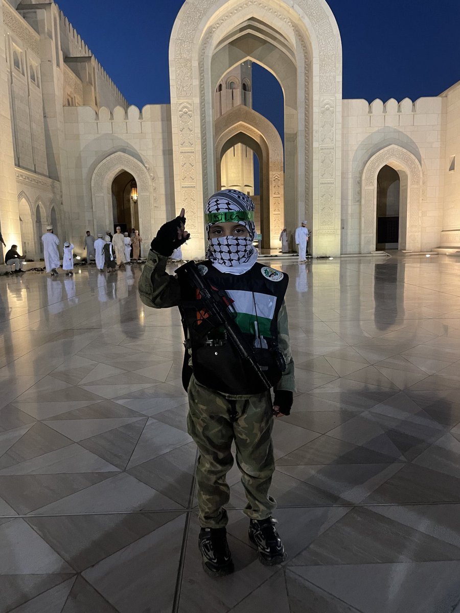 #صهاينه_العرب
#كتايب_القسام

لا أعلم لماذا #الصهاينه_العرب والمُطبعين والمُتصهينين والمُنافقين من #الجاميه و #المداخله و #علماء_البلاط لا يحبون أن يروا مثل هذه الصور التي تُعزز في النفس البطولة والصمود !!