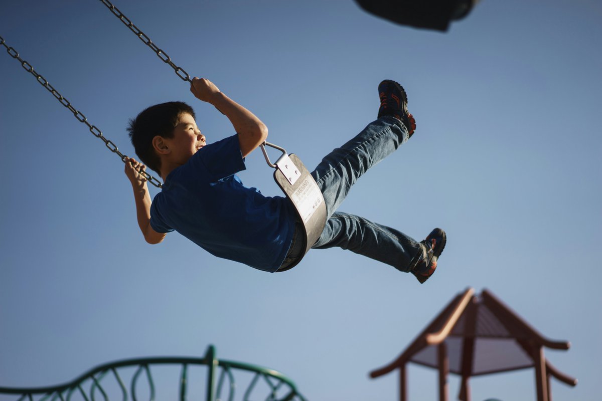 We know that risky play can have positive impacts on children’s mental health. We also know that outdoor #riskyplay is key for childhood development. Our new OPC article by Carleton U journalism student Sarah Forrest on the nuances of risky play.👇 tinyurl.com/y4h9mnvp