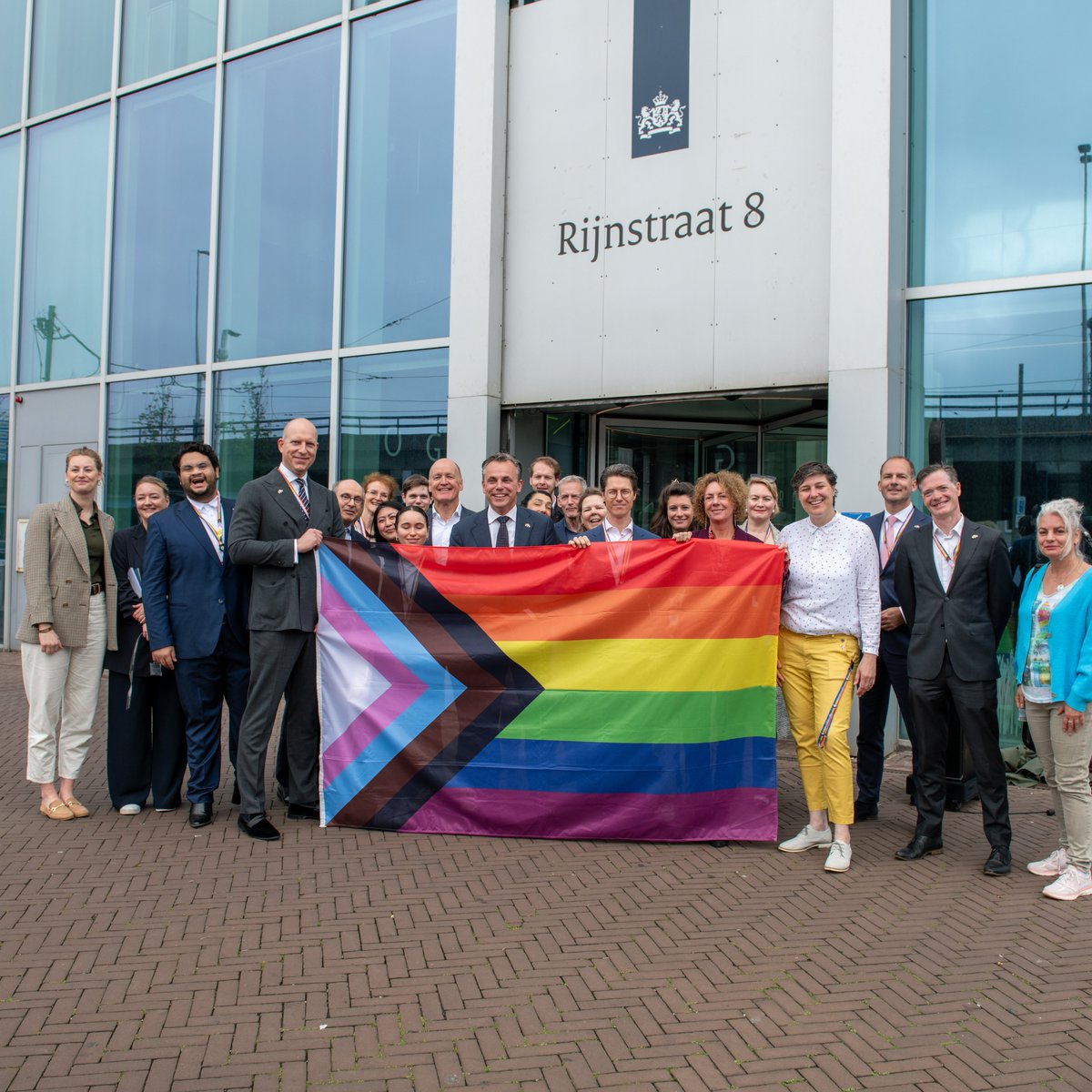 🏳️‍🌈Wereldwijd hebben lhbtiq+ personen te maken met discriminatie en geweld. Iedereen moet zichzelf kunnen en mogen zijn. Daarom zet Nederland zich in voor gelijke rechten van lhbtiq+ wereldwijd en hijsen we de progress vlag op de dag tegen Homofobie, Bifobie en Transfobie. #IDAHOT