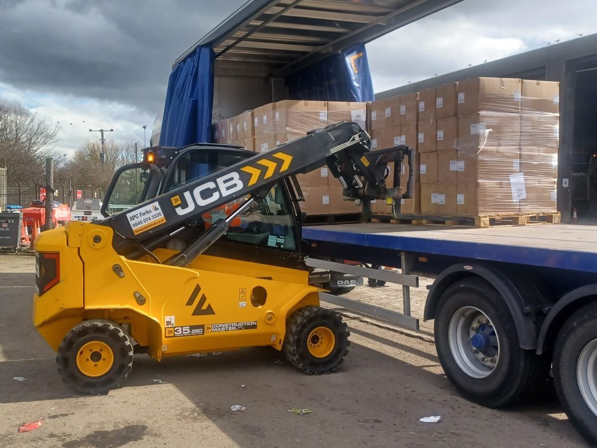 Make double handling a thing of the past. 

Our flexible fleet of @jcbmachines teletruks combines the benefits of three trucks into one to streamline your operation.

For more information call 0845 074 3335

#flexibility #customerfocused #customerfirst #efficiency #JCB