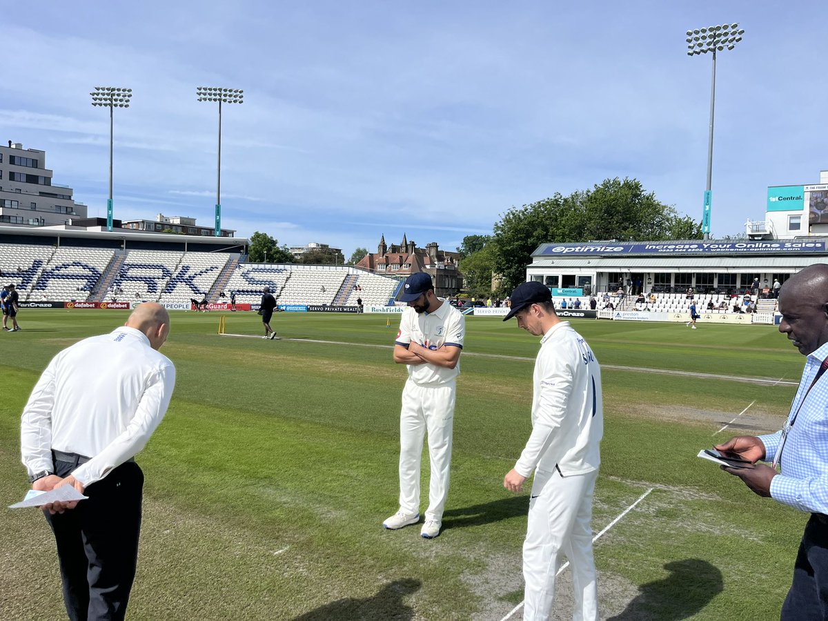 Beautiful morning in Hove Yorkshire have won the toss and bowl, two changes @SussexCCC Robinson and Hunt replace Seales and Karvelas, ball by ball commentary from 11 with @AdrianHarms @SportingLives1 #gosbts