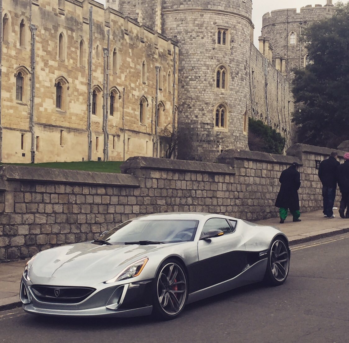 Even the EV golden child RIMAC isn't going to make anymore EV's. What confidence does that give us the consumer to buy one? This is the one Mate brought to show me in Windsor back in 2017. autocar.co.uk/car-news/new-c…