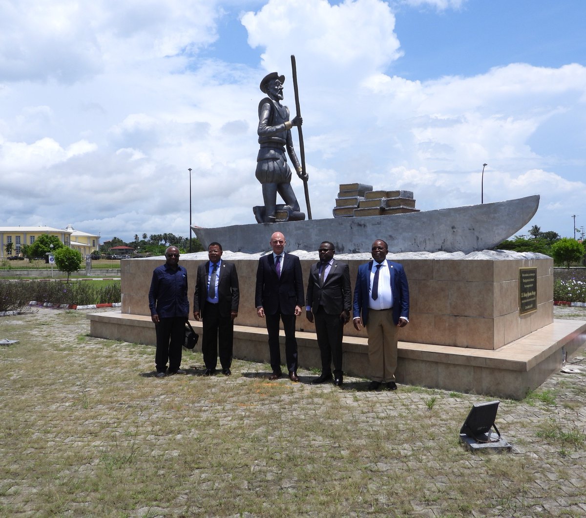 🗣 En Guinea Ecuatorial, el profesor F. Álvaro Durántez ha sentado las bases para la colaboración con el Centro Internacional de Posgrados de Guinea (CIP) y con la Academia Ecuatoguineana de la Lengua Española (@AEGLE_GQ)📚. 📝 Noticia: une.at/1rc