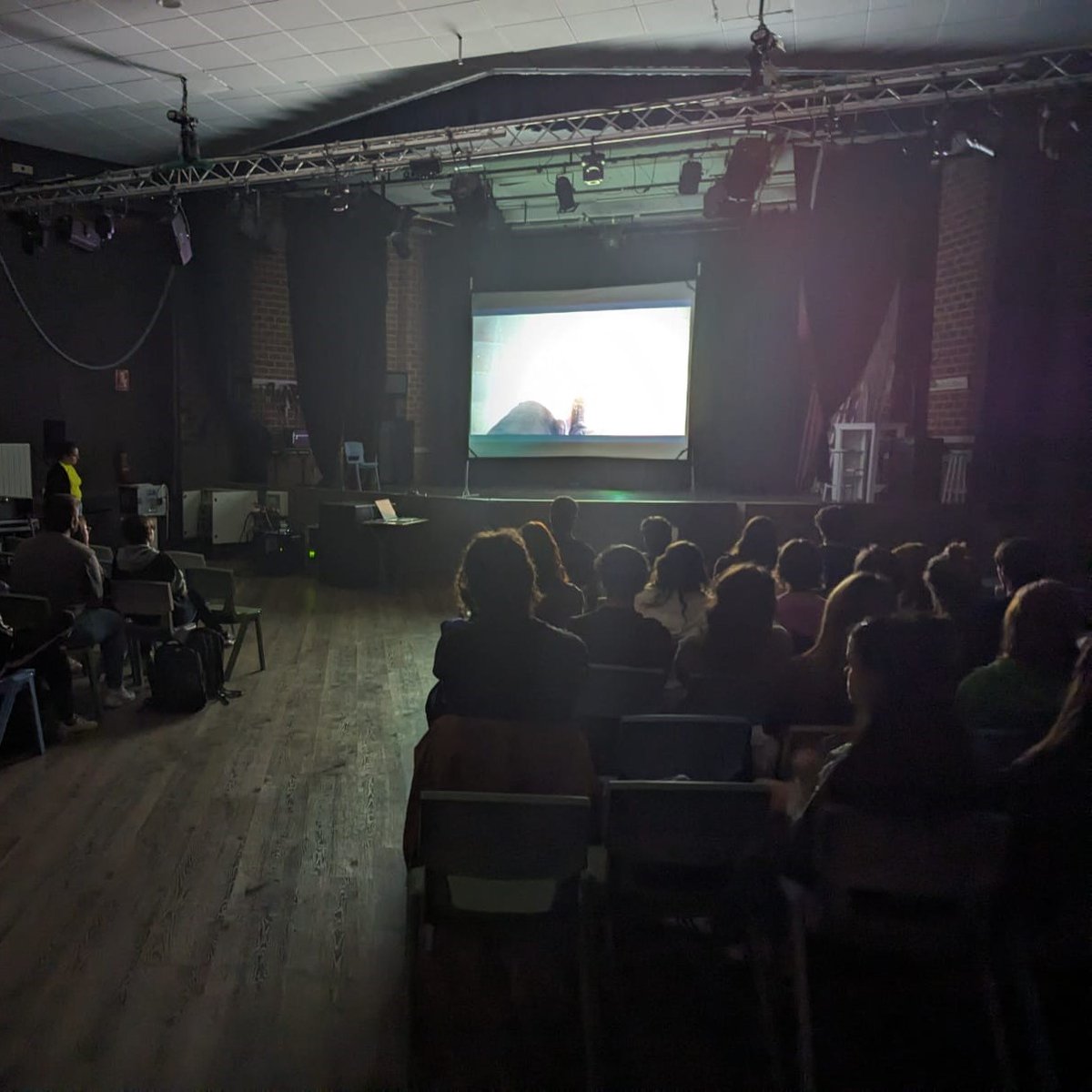 Humans Fest (@humansfest) on Twitter photo La nostra última xerrada sobre "1 minut, 1 dret" ha estat amb alumnat de <a href="/ComeniusCEducat/">Comenius Centre Educatiu</a> 🎬 Gràcies per l'interés com sempre!
Queda molt poquet per a projectar els vostres micrometratges sobre #DDHH al cinema 👏 Teniu tantes ganes com nosaltres?
#HumansFest2024 🔜 La nostra última xerrada sobre "1 minut, 1 dret" ha estat amb alumnat de <a href="/ComeniusCEducat/">Comenius Centre Educatiu</a> 🎬 Gràcies per l'interés com sempre!
Queda molt poquet per a projectar els vostres micrometratges sobre #DDHH al cinema 👏 Teniu tantes ganes com nosaltres?
#HumansFest2024 🔜