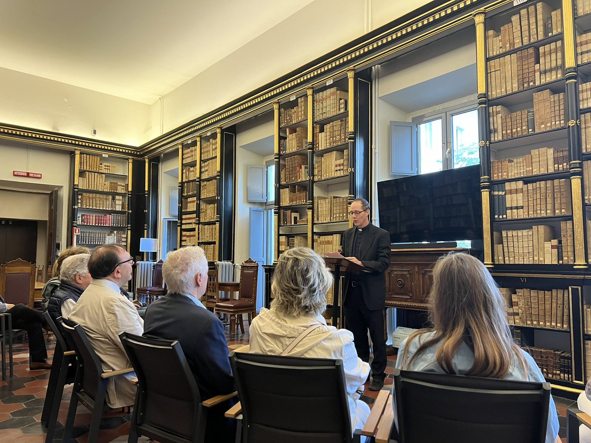 antopiccio70's tweet photo. Visita @info_iscom al Venerabile Collegio Inglese, guidati dal rettore Stephen Wang. In via di Monserrato 45 (Roma), fondato dal card William Allen nel 1579 per formare sacerdoti inglesi e gallesi. La più antica istituzione britannica al di fuori della Gran Bretagna. https://t.co/KQbe6brGxh
