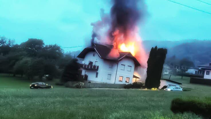 130 Einsatzkräfte haben am Donnerstagabend gegen die Flammen bei einem Wohnhausbrand in Klagenfurt Land angekämpft. Zuvor war ein Blitz in das Dach eingeschlagen. krone.at/3379396