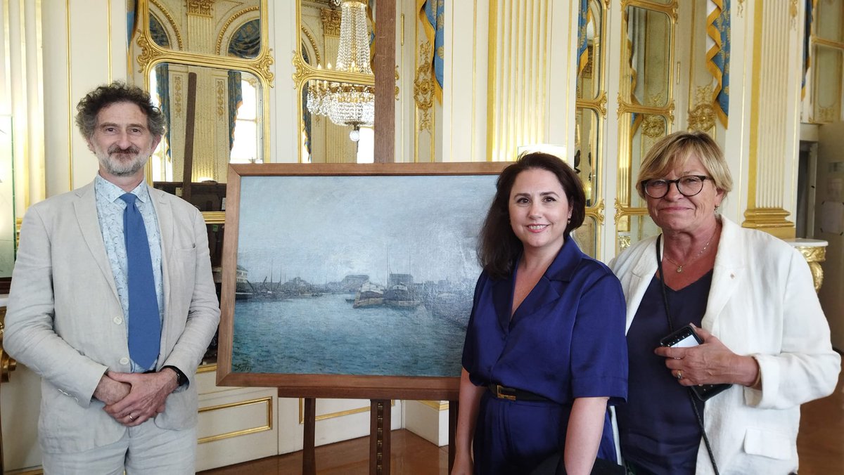 Tableau impressionniste d'Alfred Sisley (1887), “Les Péniches” a été restitué hier à une ayant-droit de la famille Schusterman au @MinistereCC. Spoliée par les Nazis, la toile référencée 206 aux Musées nationaux de récupération (MNR) avait été déposée au Musée de #Dieppe en 1954.