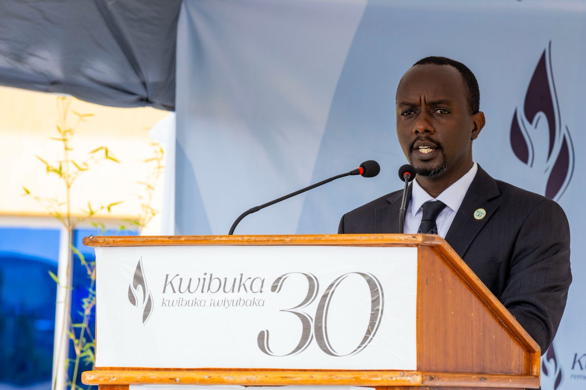 'Turibuka abari abakozi b'ibitaro bya Kaminuza, abari abarwayi n'abari bahungiye hano, bishwe bazira uko baremwe. Turibuka kandi n'abari abakozi ba Minisante n'ibigo byari biyishamikiyeho. #Kwibuka30 ni igihango dufitanye nabo,' Dr Christian Ngarambe, Umuyobozi wa @chu_butare