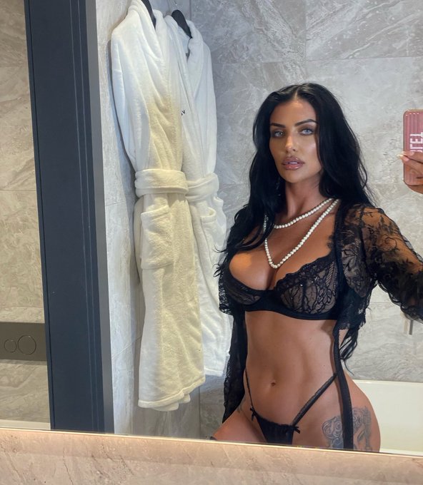 What you look at first? 😌 https://t.co/OXCRi32G7m