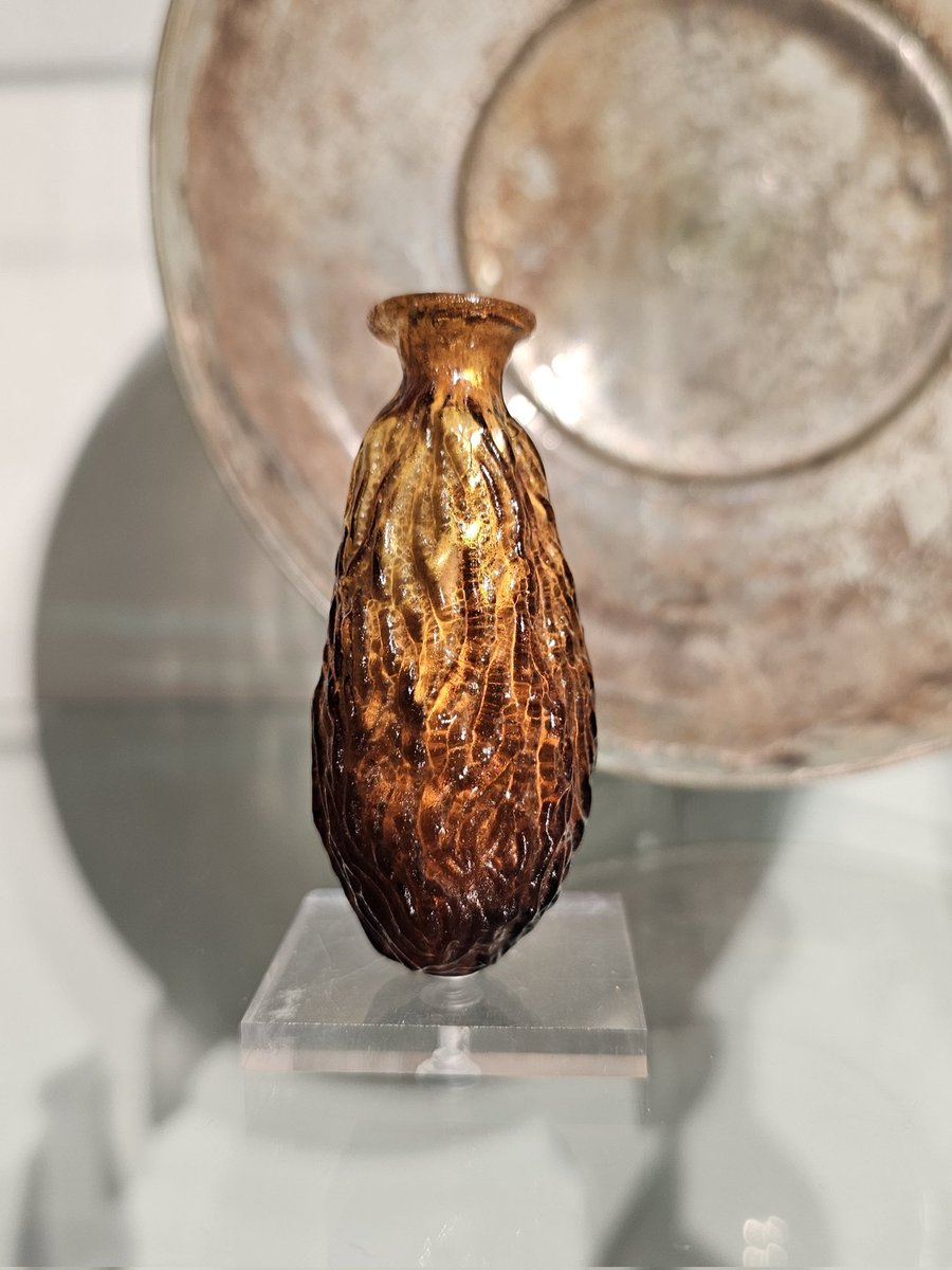 Fascinating world of ancient #glass: A #Roman glass bottle shaped like a date: dates, figs, and honey were New Year's gifts in Roman times. According to Ovid, they should make the new year a sweet one. On display at Pompejanum Aschaffenburg. #RomanArchaeology
