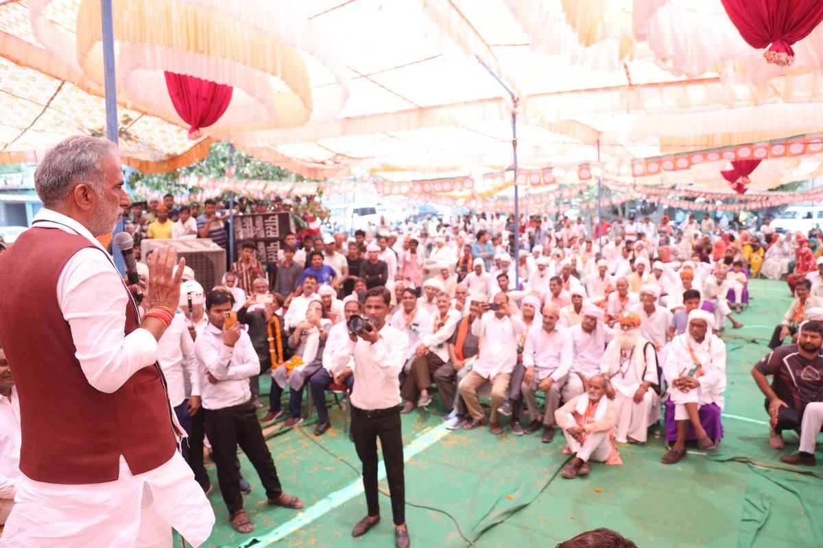 आज पृथला विधानसभा के दुधोला गांव में आयोजित जनसभा में भाजपा के प्रति लोगों का अभूतपूर्व समर्थन देखने को मिला। इस जनसभा में उमड़े जनसमूह ने न केवल हमारे प्रयासों को सराहा, बल्कि आगे भी उनका अटूट समर्थन प्राप्त होने का विश्वास दिया।