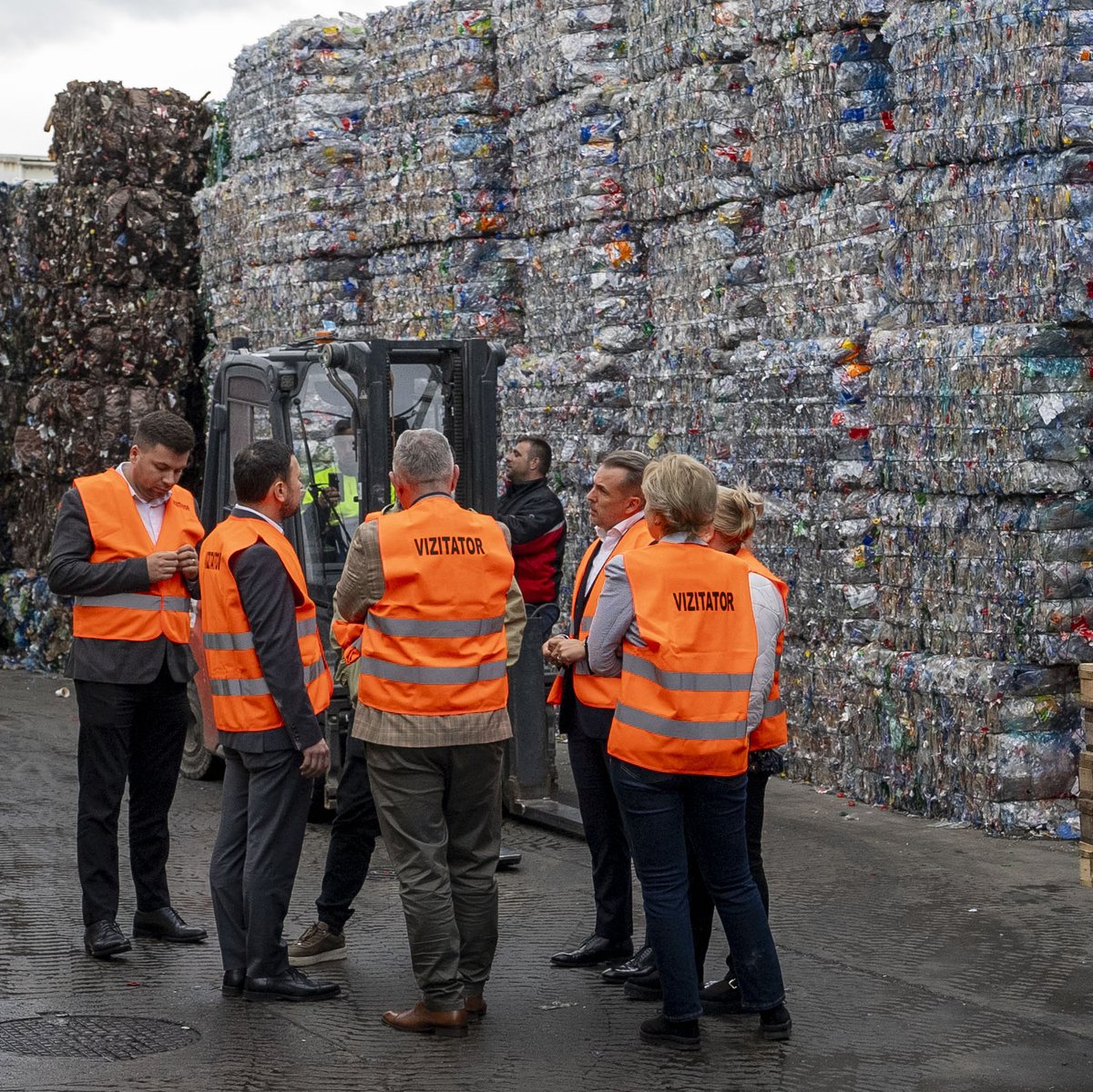 We had the pleasure to welcome the Romanian Environment Minister, Mircea Fechet, to our recycling plant in Târgu Mureș. ♻️ Thank you for your visit! 🙏

#FamilyOfPioneers #Sustainability #Packaging #SustainablePackaging #CircularEconomy #Recycling #PlasticIsFantastic