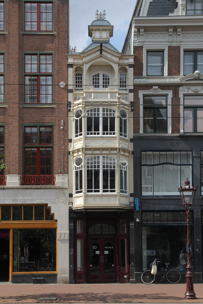 Koningsplein 10 vóór en na 2022. Toen werd de Jugendstil-gevel uit 1901 gereconstrueerd door architect Kees Doornenbal (Rappange Architecten), verrassend kreeg hij daar toestemming voor van Welstand. Dat smaakt naar meer! Meer lezen: amsterdamsebinnenstad.nl/binnenstad/308…