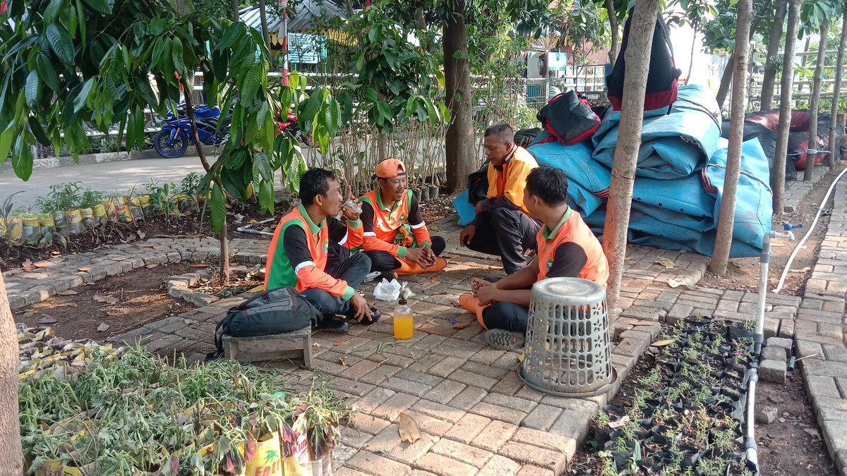 Melatih pasukan orange UPS Badan Air Dinas LH DKI Jakarta agar lebih peduli terhadap tugas dan tanggungjawabnya....