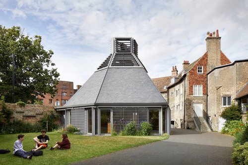 Allies and Morrison’s idiosyncratic and architecturally ambitious John Bradfield Court draws together rich collage of buildings at Darwin College, University of Cambridge, and wins a 2024 RIBA East Award
ow.ly/Puor50RHiRc